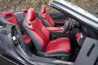 この試乗車のインテリアカラーはダークローズ。シートの肩口にある金属調のベルトガイドは「コンバーチブル」のみに備わっている。