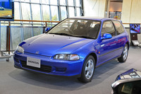 ルーフやリアサイドウィンドウまわりを絞り込むなど、スポーティーな意匠が特徴の5代目「シビック」。