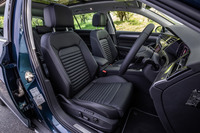 ナッパレザー表皮が標準仕様となる「TDI 4MOTIONアドバンス」グレードのシート。前席には電動調整機構とヒーター＆ベンチレーションシステムが備わり、さらに運転席にはマッサージ機能も組み込まれている。