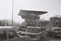 首都高速道路の歴史は、1962年に京橋－芝浦間が開通したことから始まる。名神高速のような都市間高速道路については欧州が発祥だが、首都高のように都市の内部を走る自動車専用道路というのは、実は日本の“発明”だった。