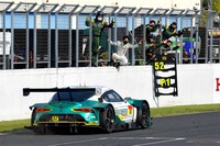 GT300クラスで勝利したNo.52 埼玉トヨペットGB GR Supra GTを、チームのメンバーが笑顔で迎える。