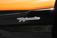 ボディーサイドに貼られた「Performante」のバッジ。
