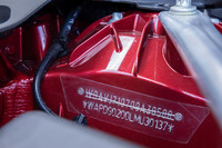 ドイツで一番小さな自動車メーカーであるアルピナ。エンジンルームにあるシャシーナンバーは、ベース車両からアルピナ固有のものへと書き換えられている。