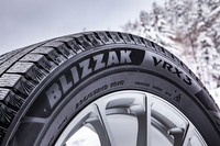 「ブリザックVRX3」のサイドウォールには、冬用タイヤとしての証しである「スノーフレークマーク」が刻印されている。左右非対称のサイド形状を採用し、ふらつきの抑制と高い直進安定性を実現したという。