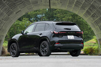 従来モデルより全長およびホイールベースが115mm大きくなった新型「CX-5」。プロポーションに違和感が表れないよう、各部のバランスがとられている。