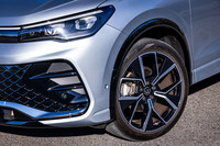 「eTSI Rライン」には、伸び側と縮み側の減衰力をそれぞれ別のバルブで制御する可変ダンピングシステムの「DCC Pro」が標準で装備される。今回の試乗車は同グレード専用の10本スポークデザインアルミホイールに、255/40R20サイズの「ピレリ・スコーピオン」タイヤを組み合わせていた。