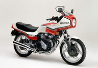 1982年「ホンダCBX400Fインテグラ」。ホンダとしては久々に登場した400マルチだったCBX400Fに、国産初となるフェアリングを標準装備したモデル。