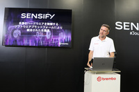 「センシファイ」の特徴を説明するアレッサンドロ・チョッティ氏。ブレンボの最高研究開発責任者で、イノベーションプロジェクトや新しいメカトロニクスアプリケーションの開発を指揮している。