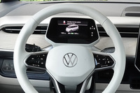 メーターパネルは5.3インチサイズのコンパクトな液晶表示式。ステアリングコラム右側に、レバー式のシフトセレクターが備わる。