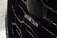 グロスブラック仕上げのフロントグリルに備わる「RS Q8」のエンブレム。試乗車はオプションの「カーボン／グロスブラックスタイリングパッケージ」が選択されており、イケメンぶりに磨きがかかっていた。