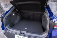 荷室の容量は543リッター。背もたれをすべて前に倒すと、荷室容量を1575リッターに拡大できる。足の動きでリアゲートの開閉が行えるイージーオープン＆イージークローズ機能付きパワーテールゲートは標準装備となるアイテム。