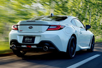 「BRZ STI Sport」には前後におなじみのピンク色の「STI」バッジがあしらわれる。