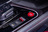 プッシュパワースタータースイッチやドライブモードセレクターは、レッドの「ノート オーラNISMO」専用アイテムに変更されている。カーボン調のセンターコンソールパネルやレッドのトリムステッチも、インテリアにおいて目を引くポイントだ。