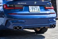 リアエプロンにきれいに収まるステンレススチール製の4本出しマフラー。エキゾーストサウンドは「コンフォート」と「スポーツ」の2種類から選択できる。