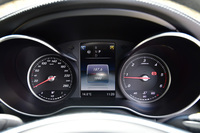 シンプルなデザインの2眼式メーター。中央にはマルチファンクションディスプレイが備わる。