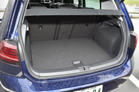 「ゴルフTSIハイライン」のラゲッジルームの容量は380リッター。リアシートを倒すと、1270リッターまで拡大できる。