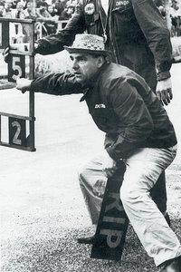 ジョン・クーパー（1923-2000）
	イギリスの自動車エンジニアであり、父のチャールズとともにクーパー・カー・カンパニーを設立。ミドシップのフォーミュラカーにより、レースシーンに革新をもたらした。