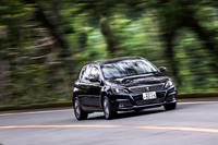 ボディーサイズは全長×全幅×全高＝4275×1805×1470mm。これはCセグメントモデルのライバルといえる「フォルクスワーゲン・ゴルフ」とほぼ同寸。車重は1330kgで、こちらはゴルフよりも90kg重い。