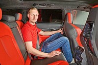 センタートンネルの張り出しはあるものの、後席には背の高い人にとっても十分広いスペースが確保されている。