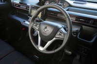 「ワゴンRスティングレー」のステアリングホイール。右手側にはクルーズコントロールの操作スイッチ、左手側にはナビゲーションシステムやオーディオの操作スイッチが備わる。