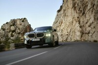 「BMW XM」のベースエンジンは、4.4リッターV8ガソリンターボ。プラグインハイブリッドシステムとの組み合わせにより、システムトータルで最高出力653PS、最大トルク800N・mを発生する。