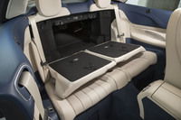 リアのシートバックは50：50分割で前に倒すことができる。