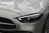 ヘッドランプは照射エリアを130万分割（片側あたり）して自動配光する「デジタルライト」。ハイビーム時には600m先も照らし出せるという。