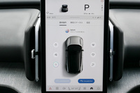 ドアミラーの調節は車両設定の画面から。左の列の上から2番目のアイコンをタッチして……