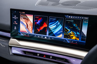 14.9インチサイズのタッチ式センターディスプレイをダッシュボードの一等地に配置。写真は走行プログラムやメーター内のデザイン、アンビエントライトなどを変更できる「MY MODE（マイモード）」の選択画面を表示した様子。