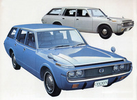 1971年「トヨタ・クラウン バン」。スピンドルシェイプと称するエアロルックにカラードバンパーを採用した4代目クラウンのバン。手前の「デラックス」は2リッター直6 SOHCを、後方の「スタンダード」は2リッター直4 OHVエンジンを積む。