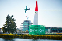 米・インディアナポリスのコースを飛ぶ室屋選手のエアレーサー。青と緑の、ファルケンタイヤのカラーリングが目を引く。（Andreas Langreiter/Red Bull Content Pool）