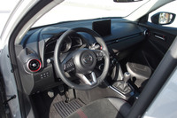 「マツダ2 XDスポルト＋」のコックピット周辺部（写真は左ハンドルの海外仕様車のもの）。