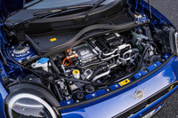 最高出力218PS、最大トルク330N・mの電動モーターをフロントに搭載し、前輪を駆動する「MINIクーパー3ドアSE」。ボンネットの開口面積がICE車よりも狭い。