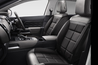 ヒーターとマルチランバーサポート機能を内蔵するシートを運転席に採用。前後のシート表皮は、上質なナッパレザー仕立てとなる。「C5エアクロスSUV」の他のグレードではオプションとなるパノラミックサンルーフが、「プラグインハイブリッド」では標準装備とされている。