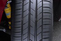 「ロードスター」に装着した195/50R16サイズは5本リブ設計。左右非対称パターンで、外側（写真右）3本のリブは高剛性のドライ重視設計、内側2本は高排水性のウエット重視設計としている。