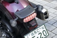 ブレーキランプもLED式。車体色は試乗車の「ボルドーレッドメタリック」のほか「ガンメタルブラックメタリック」も選べる。