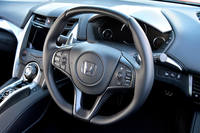 上下がフラットになった、特徴的な形状のステアリングホイール。右側のスポーク上にはクルーズコントロールの操作スイッチが備わる。