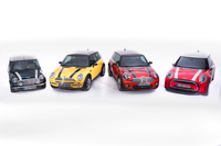 60年を超える歴史を誇る歴代MINI。左が1959年に誕生した“オリジナル・ミニ”。右の3台はBMW製の、3世代の「MINI」である。