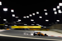 オーストラリア、バーレーンと予想外に好調だったのがマクラーレンだ。第2戦ではカルロス・サインツJr.が7番グリッド、ルーキーのランド・ノリス（写真）も2戦連続Q3に進出し9番グリッドと2台そろって好位置を獲得。レース序盤、サインツJr.が5位フェルスタッペンのレッドブルに襲いかかるシーンも見られたが、コースオフ、パンクに見舞われ後退してしまい結果19位。好走を続けたノリスは6位入賞と大健闘、初ポイント獲得と相成った。（Photo=McLaren）