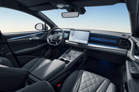 清水「これは内装の質感もいいね」　
	ほった「『東京オートサロン』の発表でも、『内装が自慢です！』って言ってたんですよ。……その割には、展示車は窓閉めの周囲は柵アリで、車内は拝めなかったんですけど」