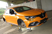 タイヤを外された状態で展示されていた「メガーヌR.S.」。