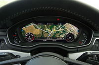 メーターパネルがフル液晶表示となる「バーチャルコックピット」は7万円のオプション。写真はマップではなく、航空写真のGoogleアースを表示させたところ。