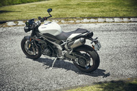 「トライアンフ・スピードトリプル」は1994年に誕生した高性能モーターサイクル。スーパースポーツモデルをベースに、よりアップライトな姿勢で乗れるネイキッドバイクとして仕立てられた、いわゆる“ストリートファイター”の代名詞的存在である。