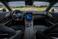 この試乗車のインテリアはブラックのレザーとアルカンターラにイエローのステッチの組み合わせ。センターコンソールやドアアームレストにカーボンが使われているが、このあたりは（予算次第で）いかようにでも仕立てられそうだ