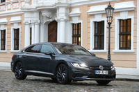 「パサート」の上位に位置付けられる「アルテオン」。日本でも販売が始まっており、2リッターターボエンジン＋4WDのみの設定。価格は549万円から。