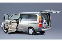 【写真下】身体が不自由な方向けの福祉車両「ステップワゴン・アルマス助手席リフトアップシート車」。なお車いすは撮影用。
	
	 