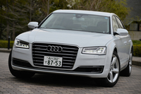 マイナーチェンジを機に、グリルやボンネット、ヘッドランプなどが変更された。
    