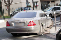 4代目「メルセデス・ベンツSクラス」。SUVが背負ったスペアタイヤや、バンのリアハッチにやられただろうバンパーの傷だけでなく、トランクもかなり負傷している。
    
    