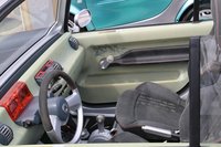 「クロスタウン」のインテリア。ドアトリムのグラフィックは、本当に落書きかと思うほど。