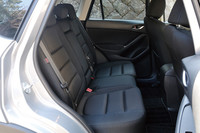 後席の様子。「XD」のシート地には、エンボス加工が施されたファブリック（アクティブクロス）が採用される。